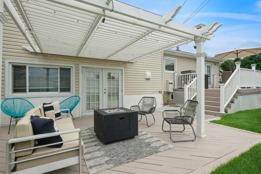 17 Keswick Lane, Plainview, NY 11803