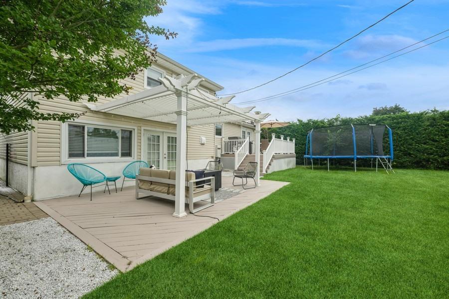 17 Keswick Lane, Plainview, NY 11803