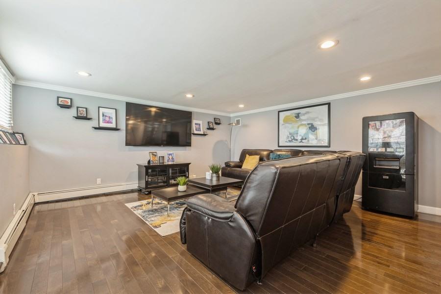 17 Keswick Lane, Plainview, NY 11803