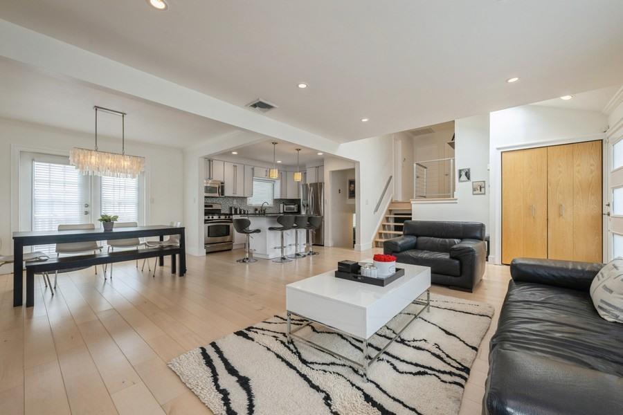 17 Keswick Lane, Plainview, NY 11803