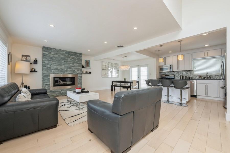 17 Keswick Lane, Plainview, NY 11803