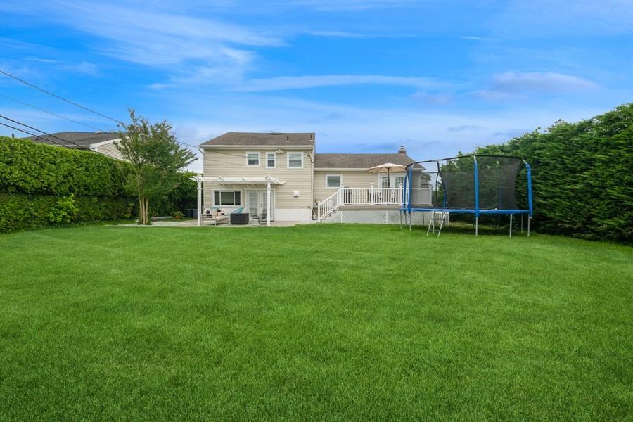 17 Keswick Lane, Plainview, NY 11803