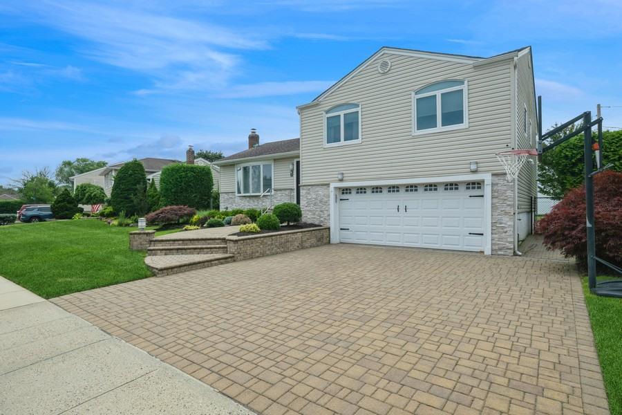 17 Keswick Lane, Plainview, NY 11803