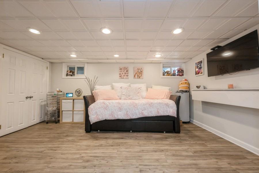 17 Keswick Lane, Plainview, NY 11803