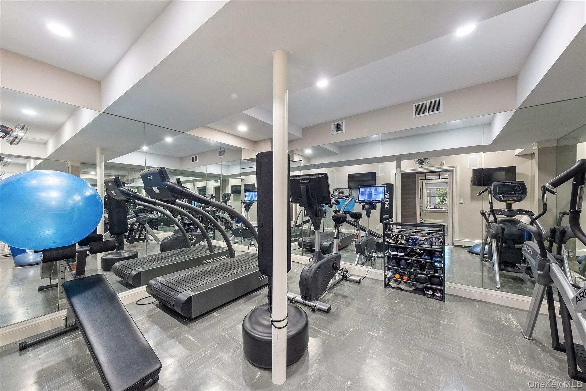 8 Ridgeview Circle, Armonk, NY 10504