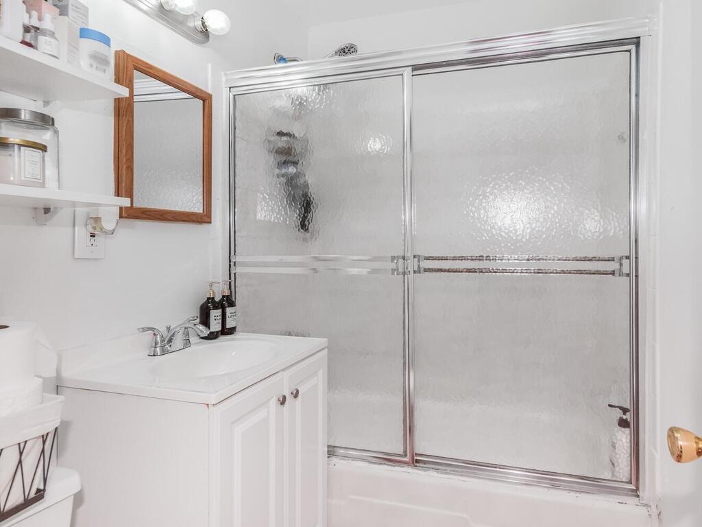 240-21 68th Avenue # 10, Douglaston, NY 11362