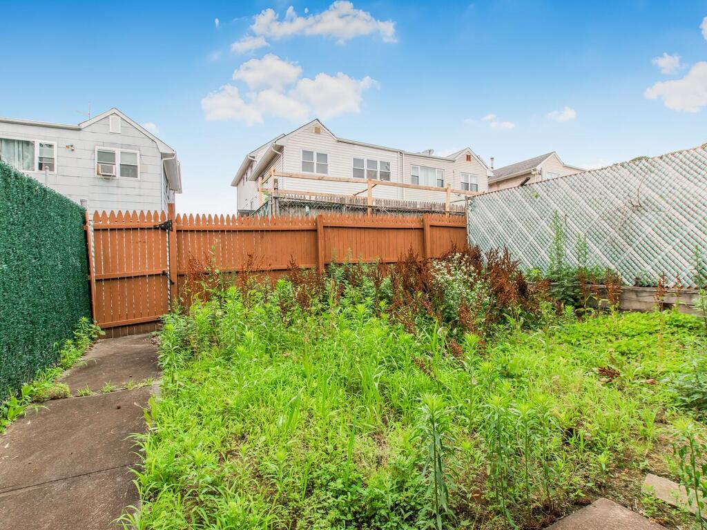 240-21 68th Avenue # 10, Douglaston, NY 11362