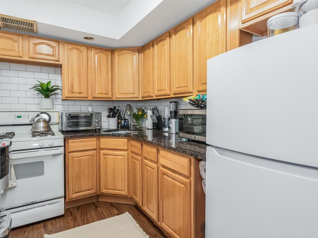 240-21 68th Avenue # 10, Douglaston, NY 11362