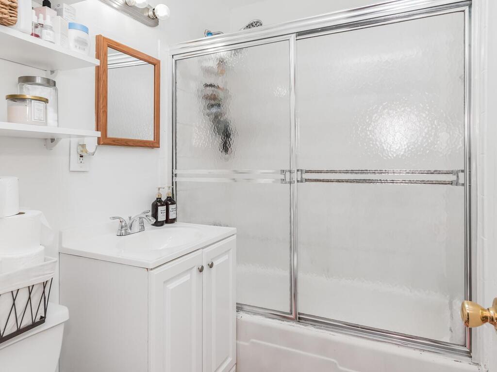 240-21 68th Avenue # 10, Douglaston, NY 11362