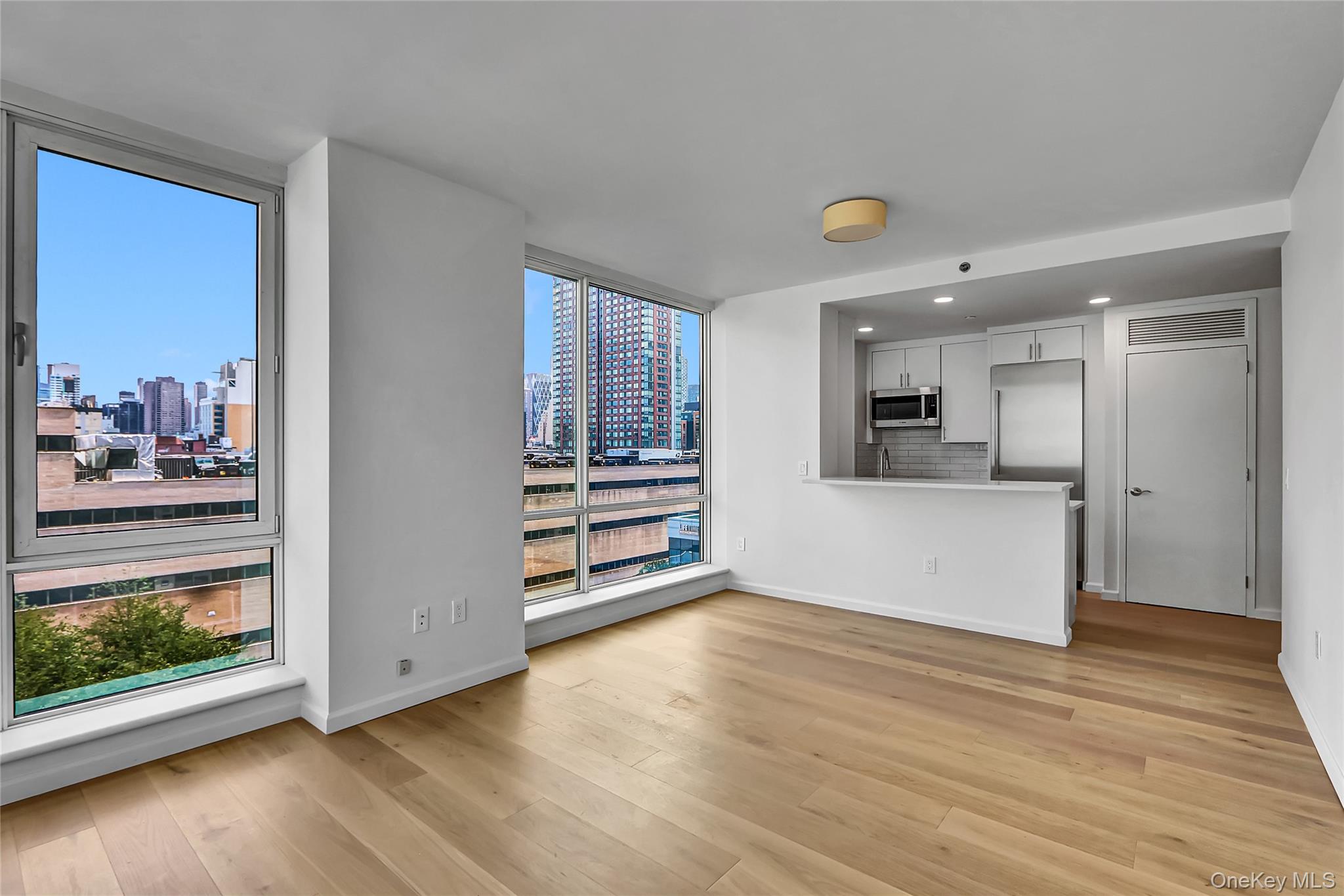 635 W 42nd Street # 7A, New York (Manhattan), NY 10036