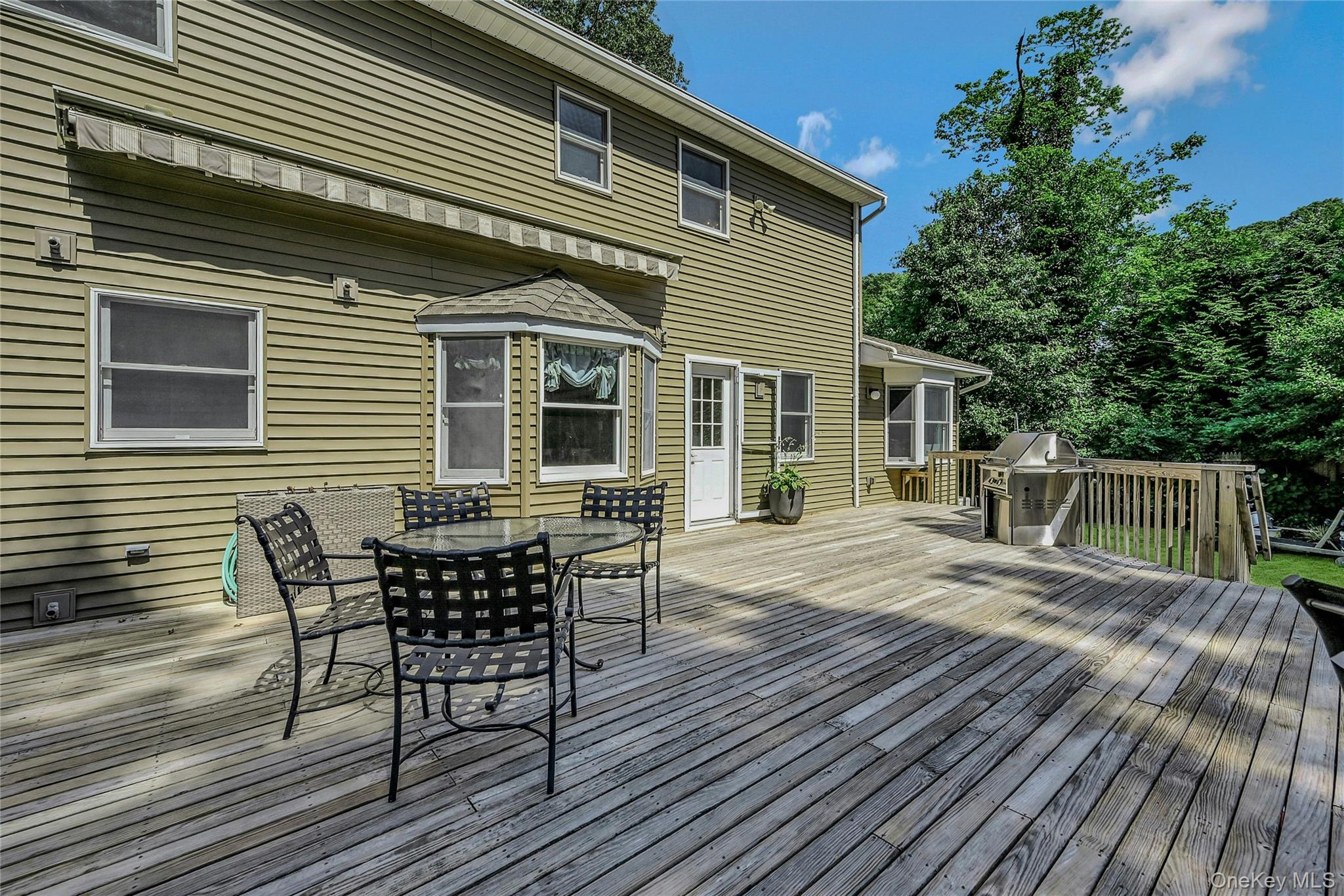 6 Settlers Way, East Setauket, NY 11733