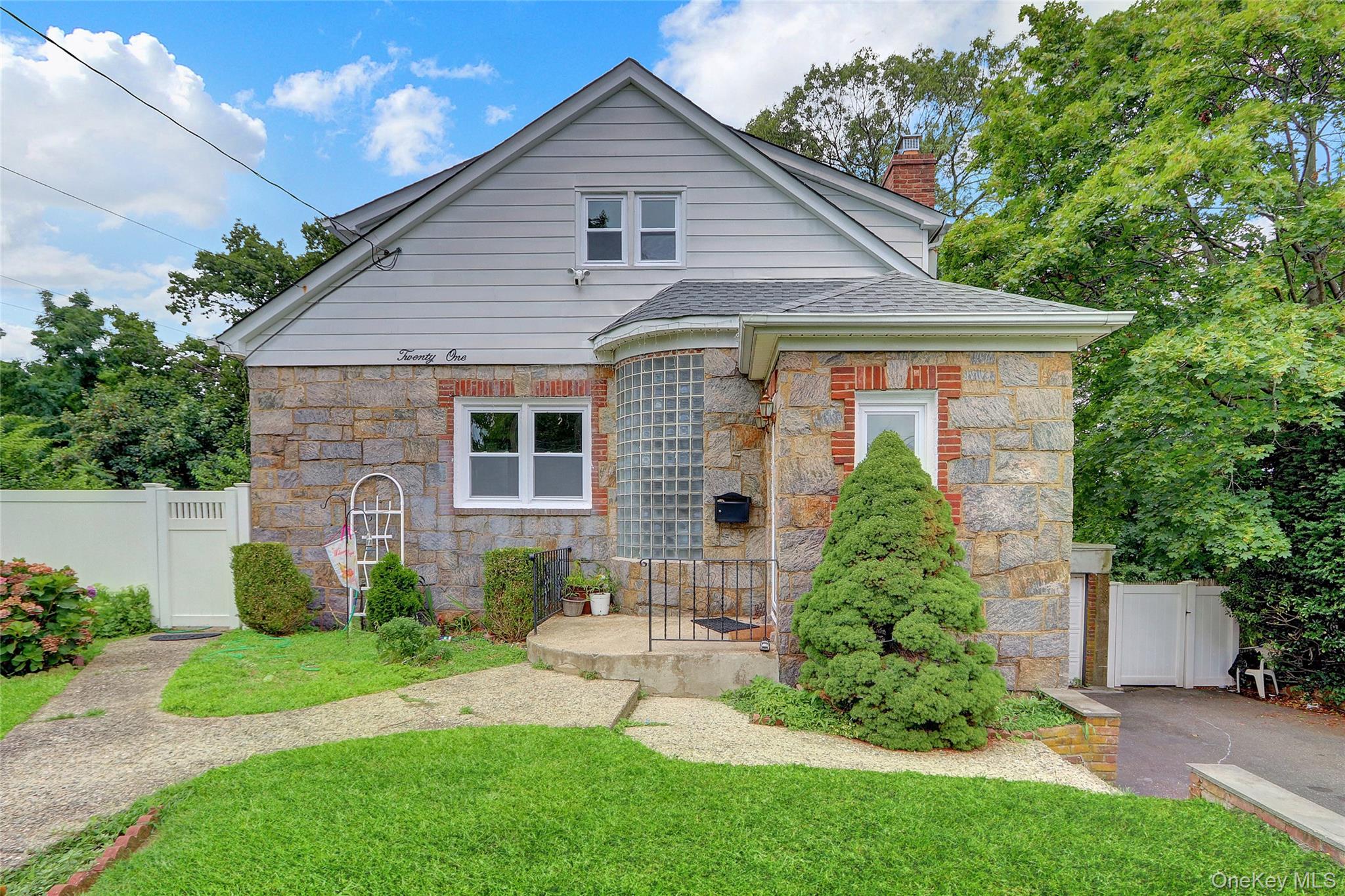 21 Sunset Avenue, Glen Cove, NY 11542