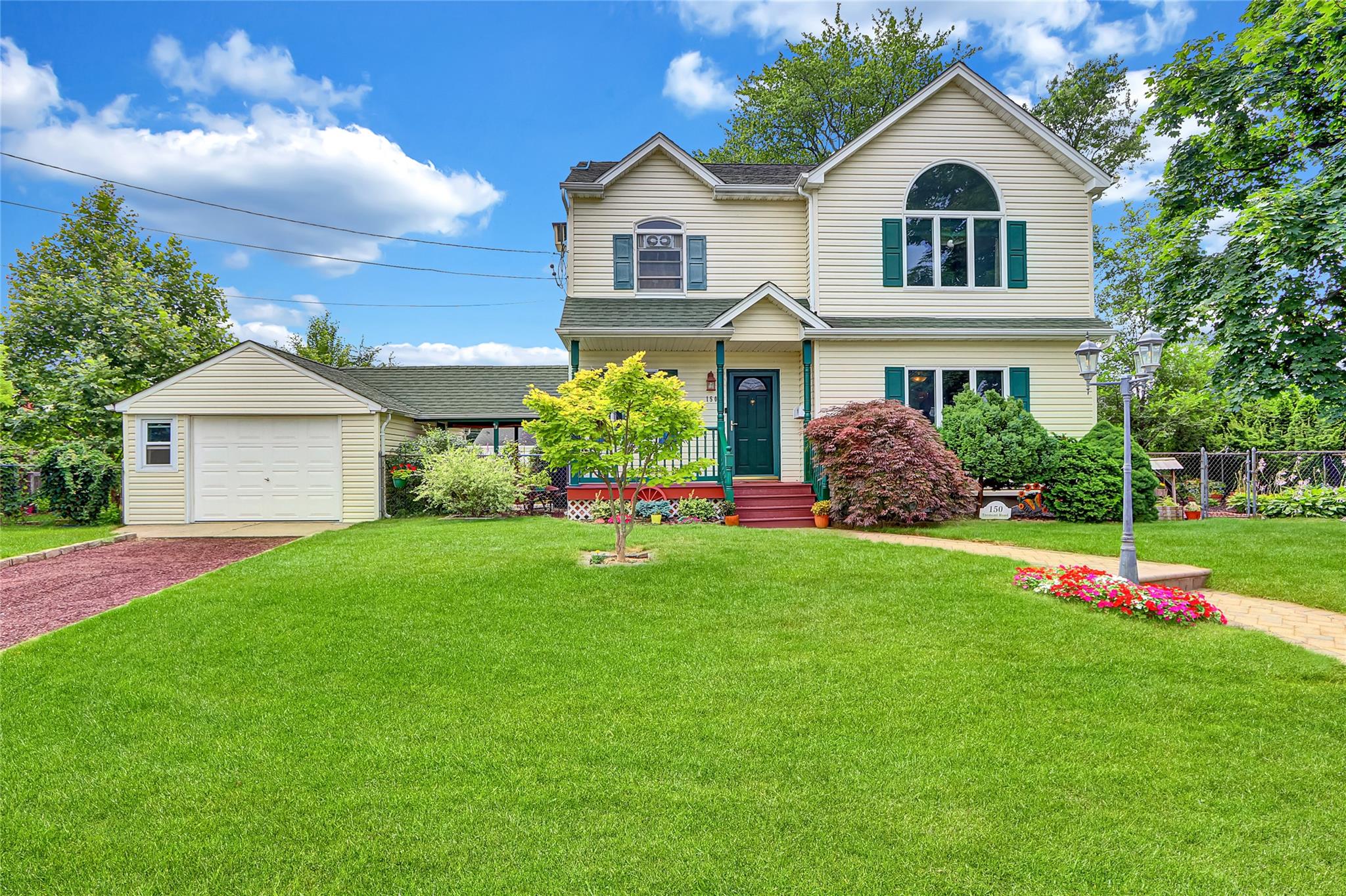 150 Tremont Road, Lindenhurst, NY 11757