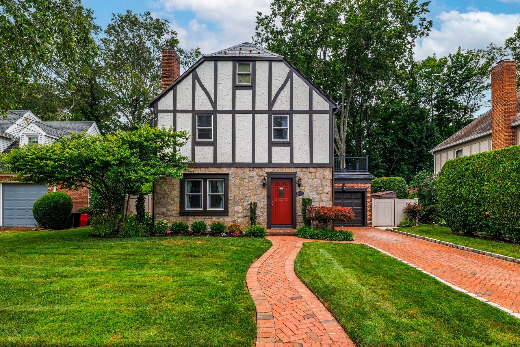 81 Gerard Avenue W, Malverne, NY 11565