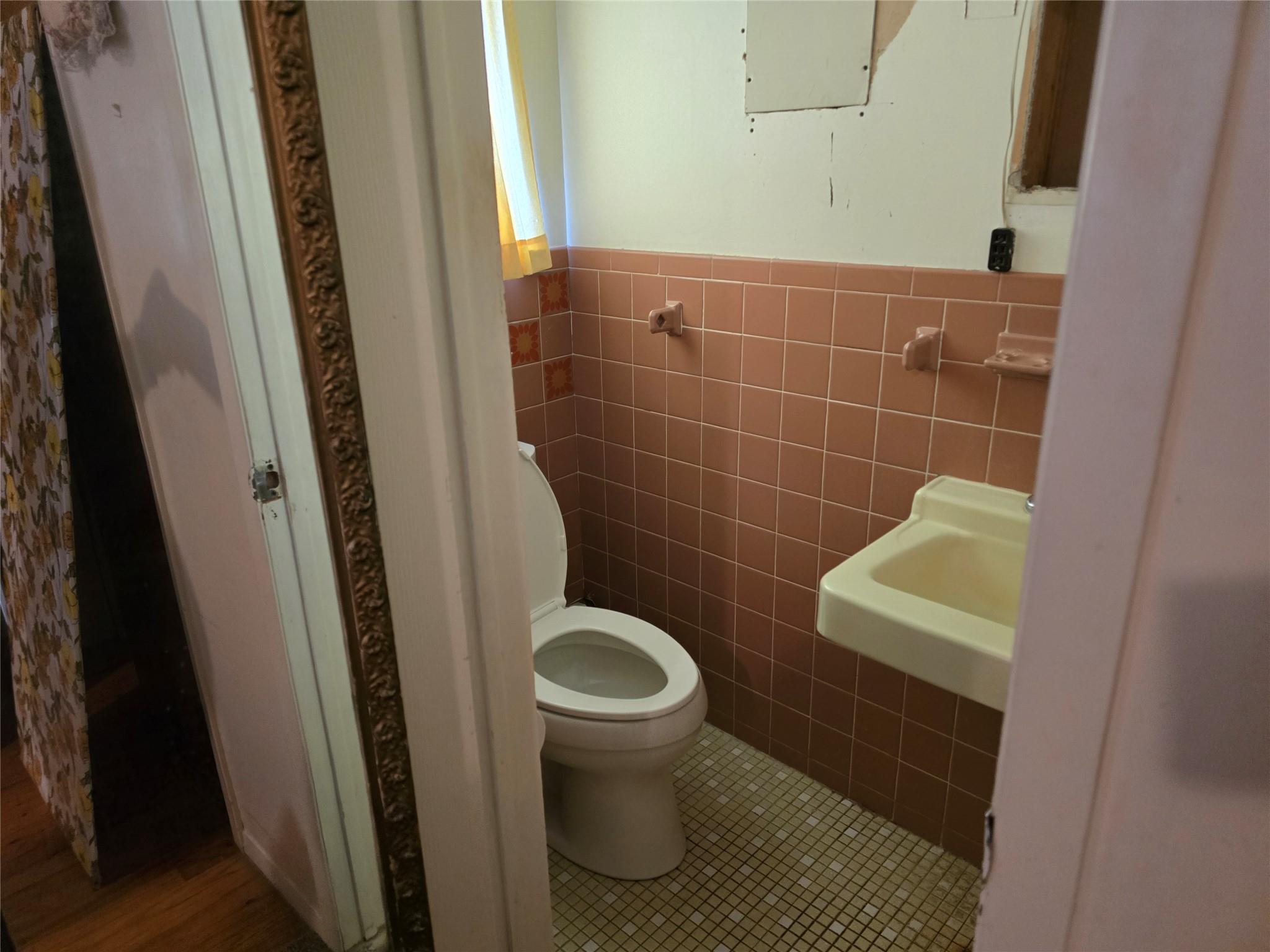 27 Leo Lane, Deer Park, NY 11729