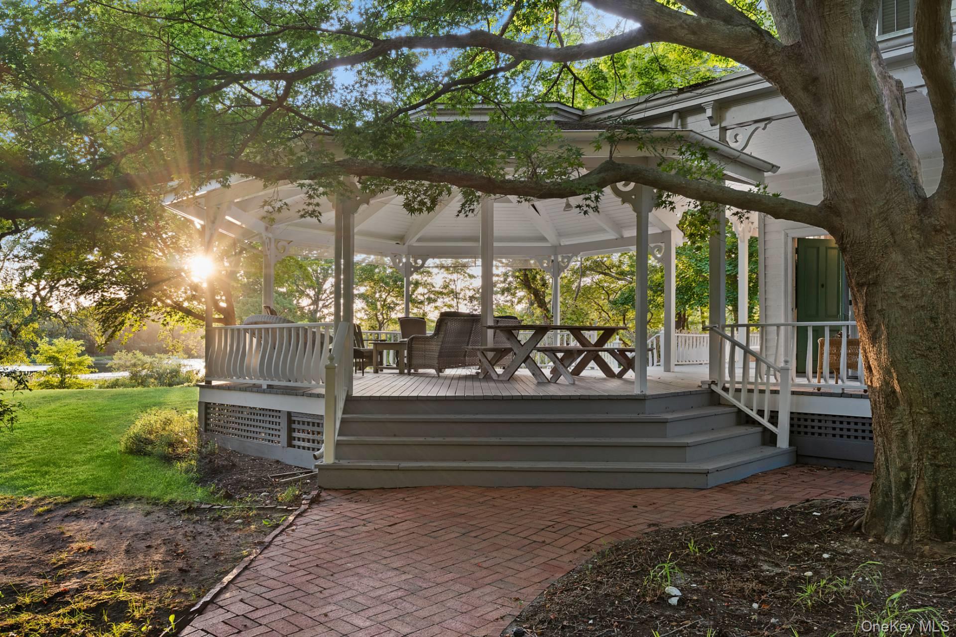 5 N Menantic Road, Shelter Island, NY 11964