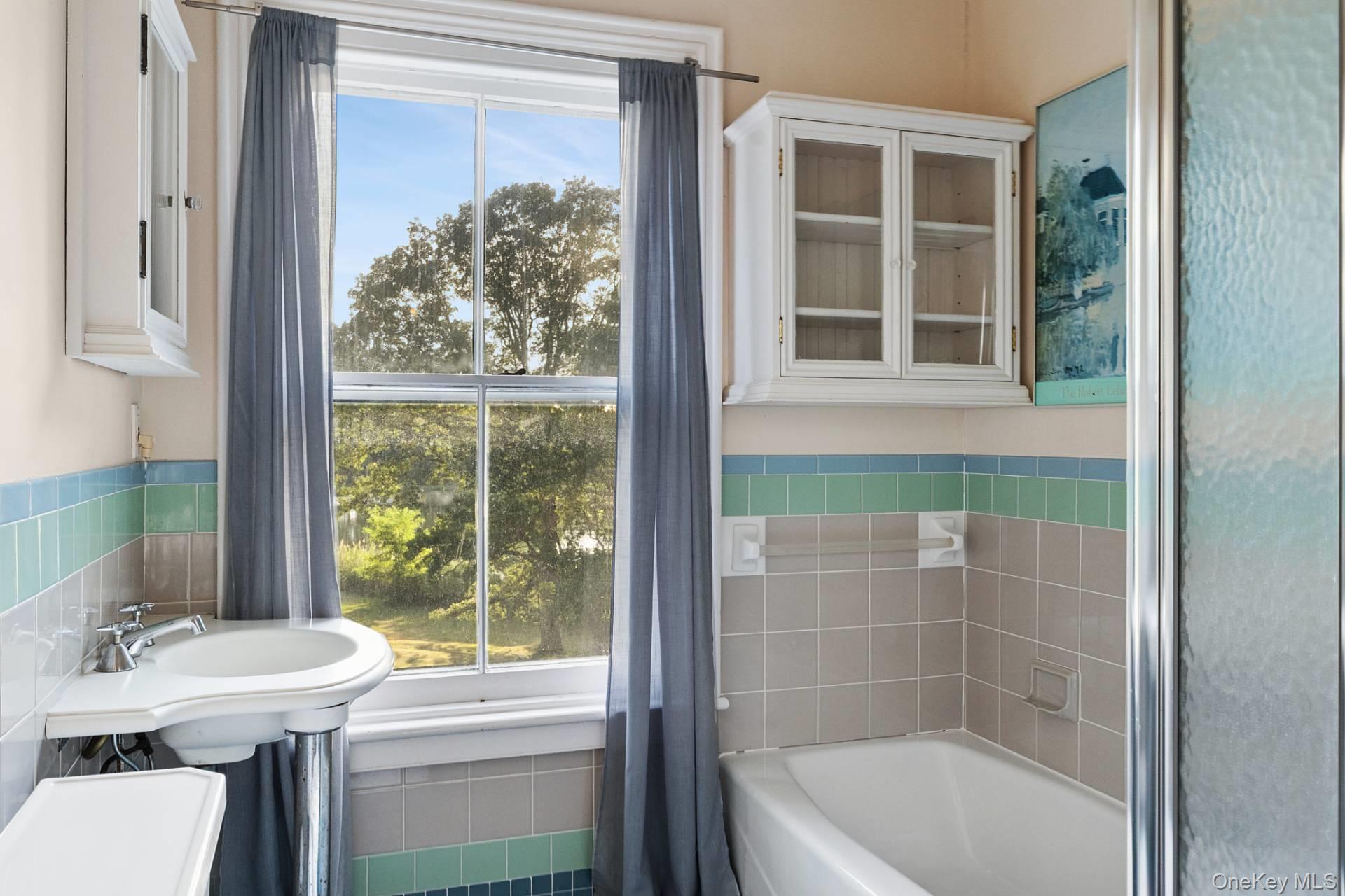 5 N Menantic Road, Shelter Island, NY 11964