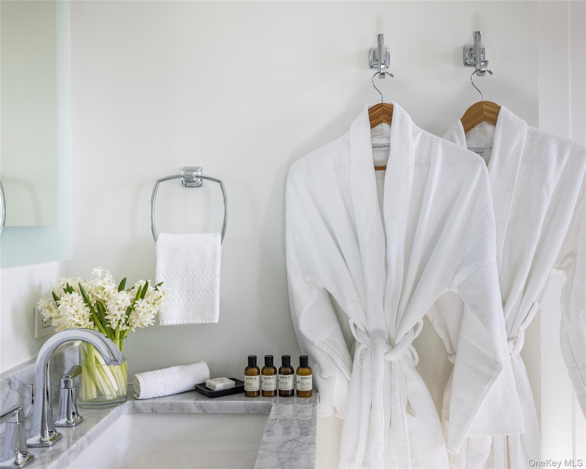 31 Old Boathouse Lane S, Hampton Bays, NY 11946