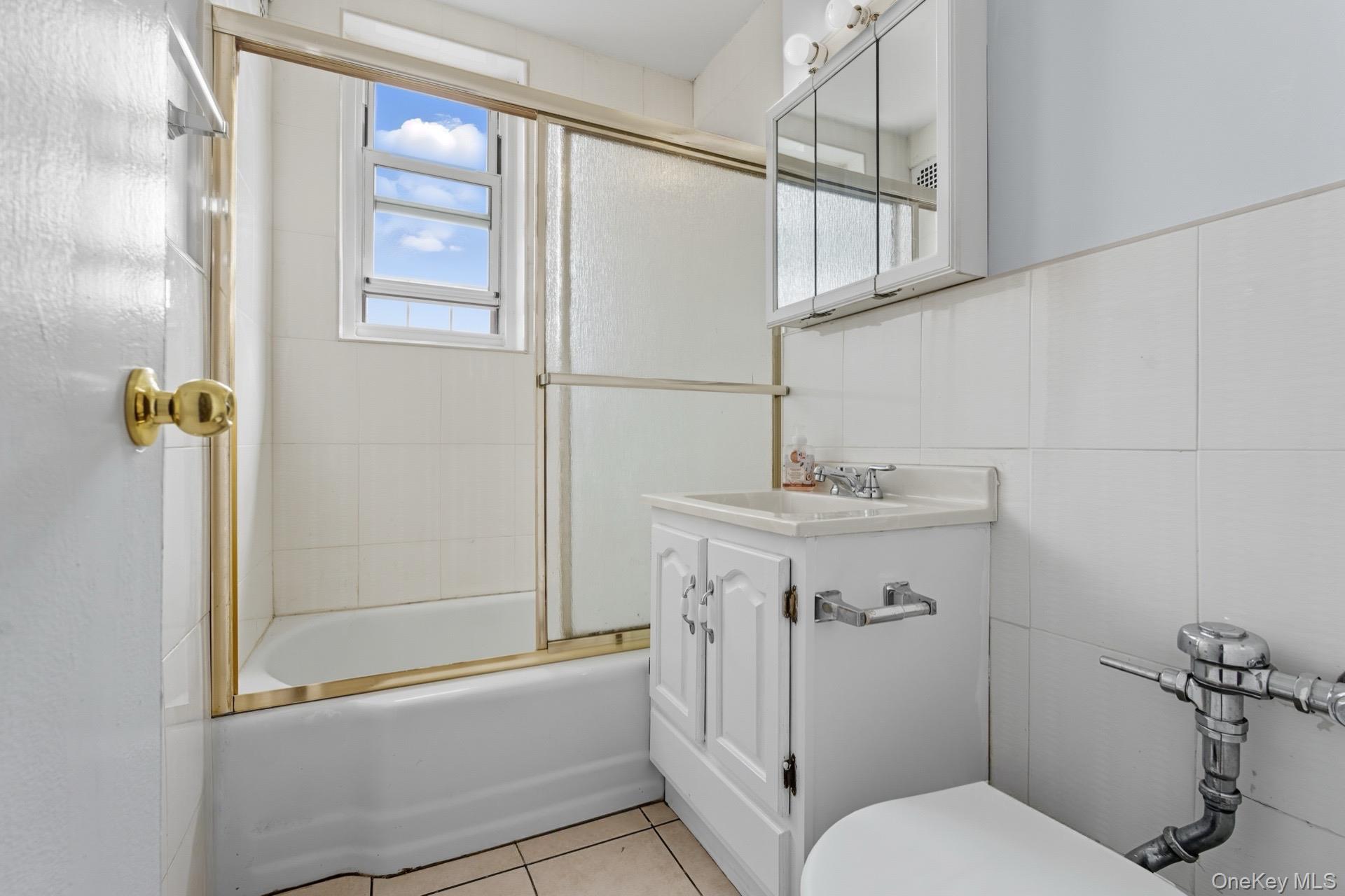 66-01 Burns # 3V, Rego Park, NY 11374