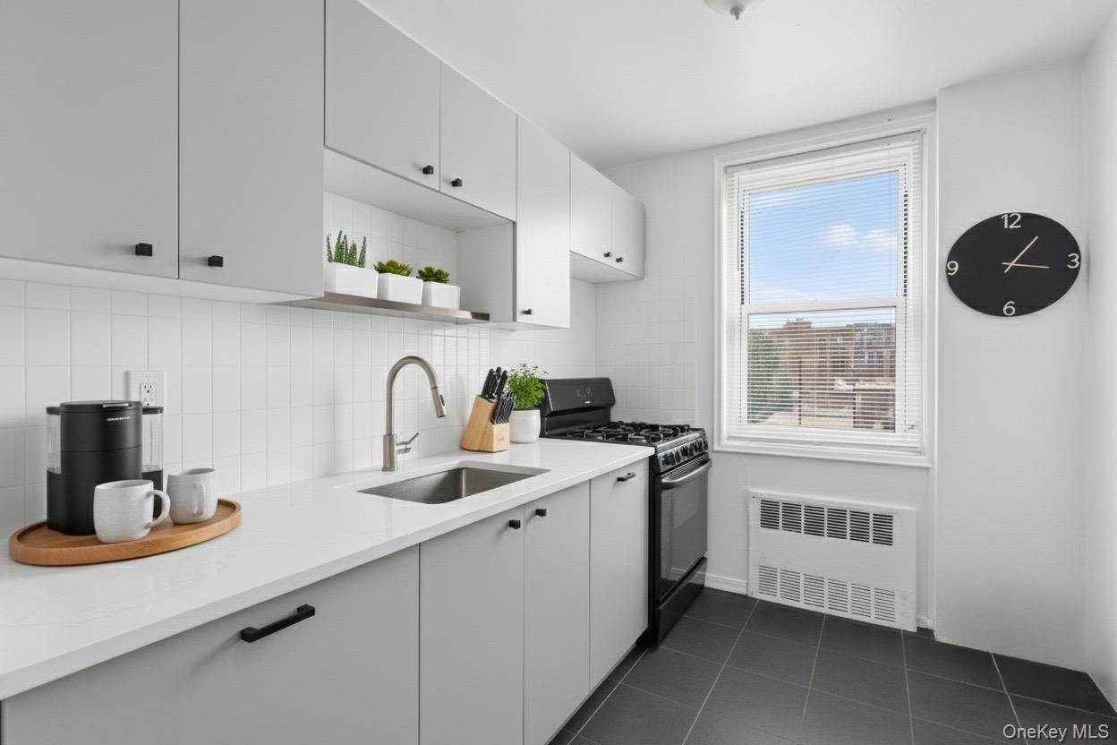 66-01 Burns # 3V, Rego Park, NY 11374