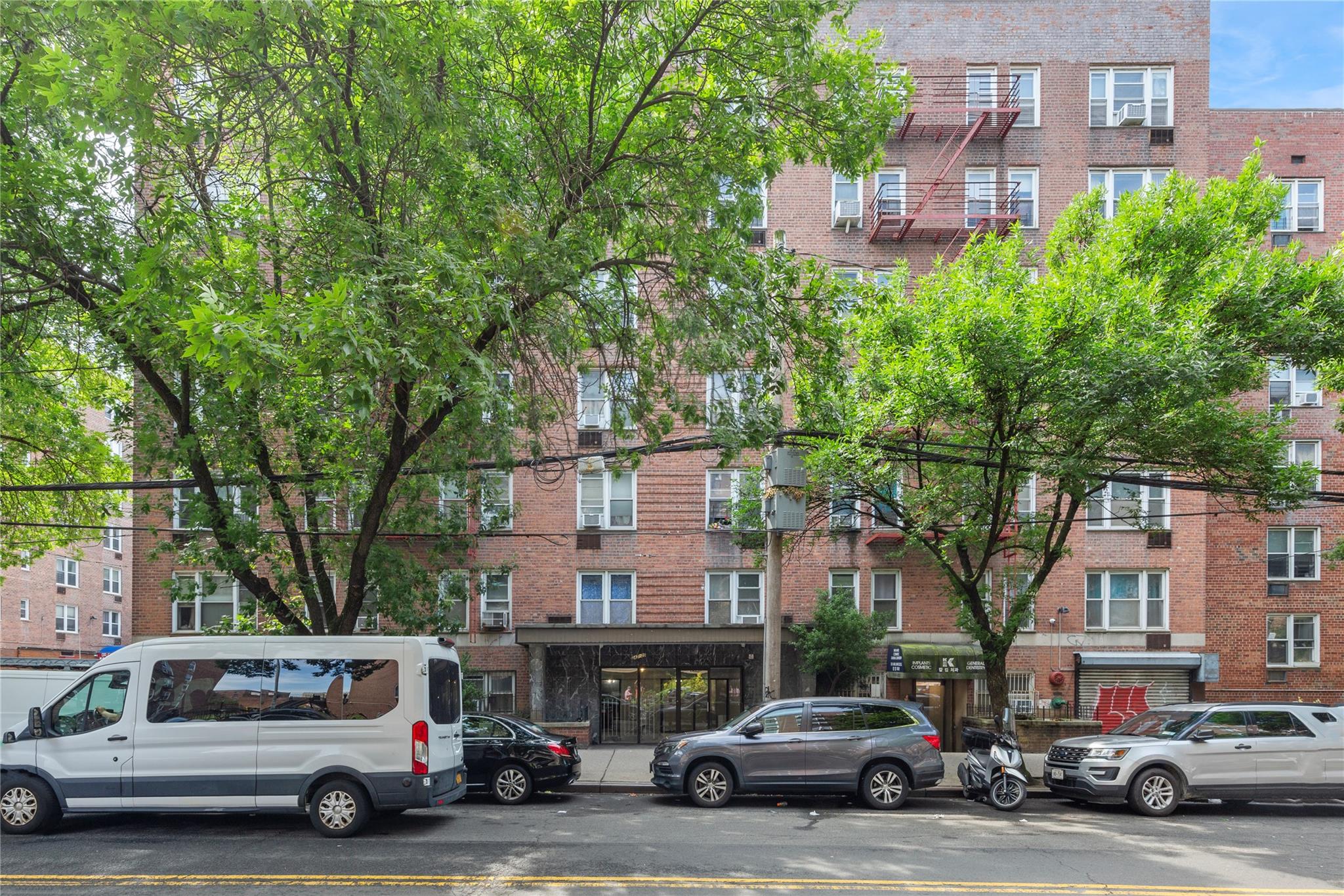 142-20 41 # 4C, Flushing, NY 11355