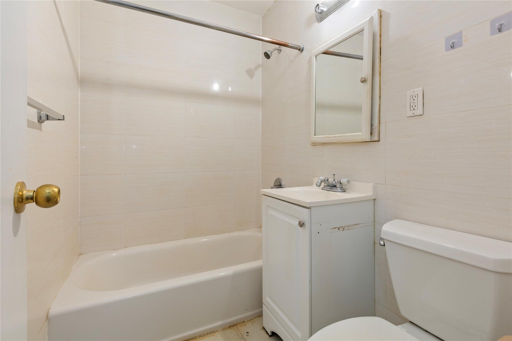 142-20 41 # 4C, Flushing, NY 11355