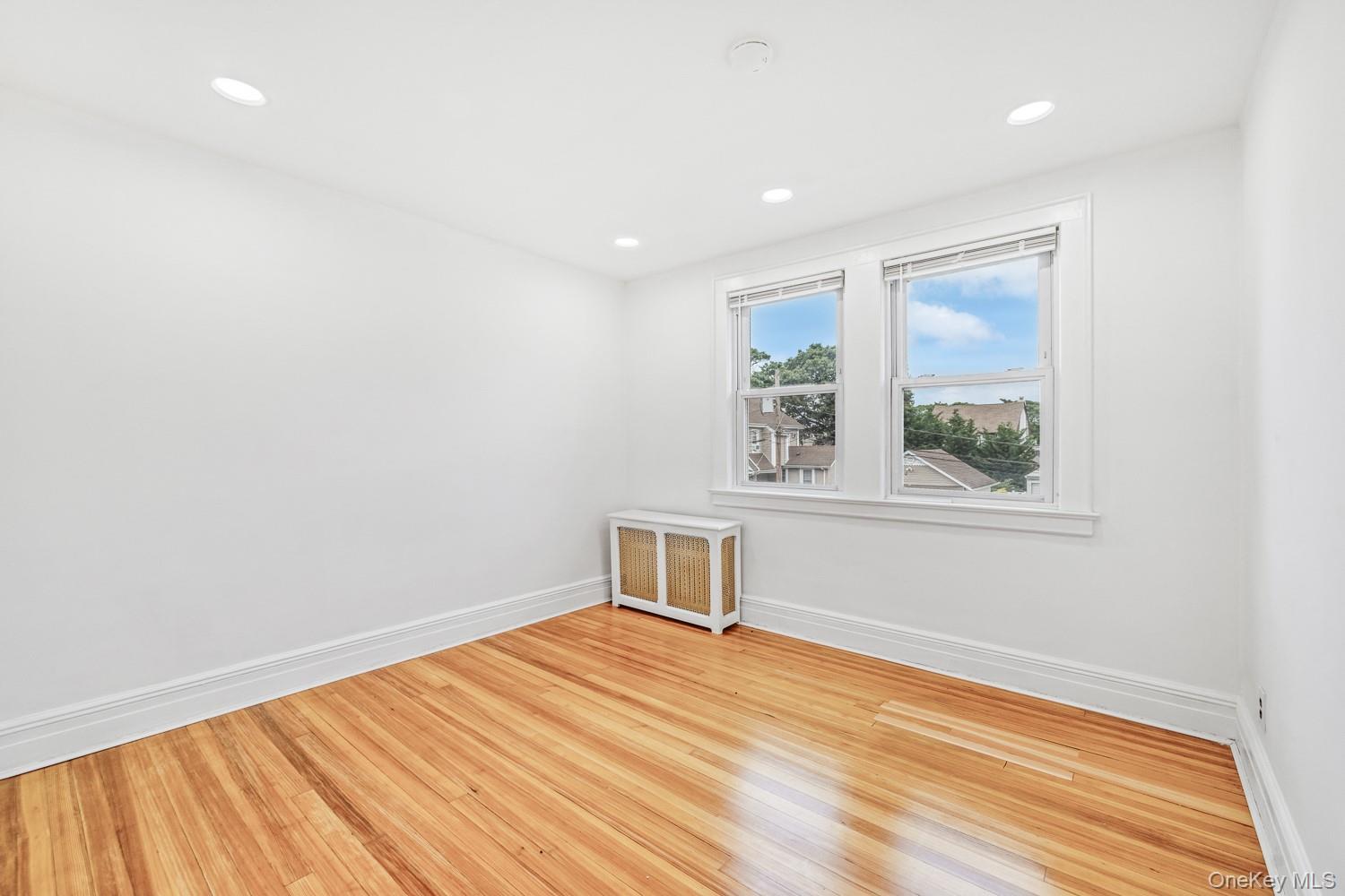 37 Keystone Place, Hewlett, NY 11557