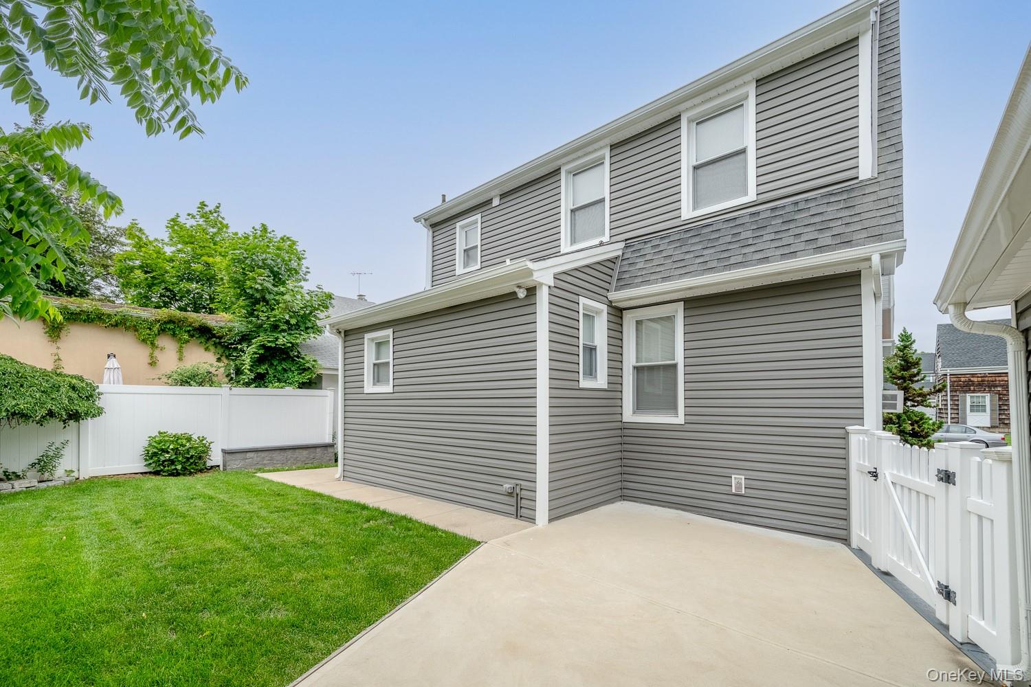 37 Keystone Place, Hewlett, NY 11557