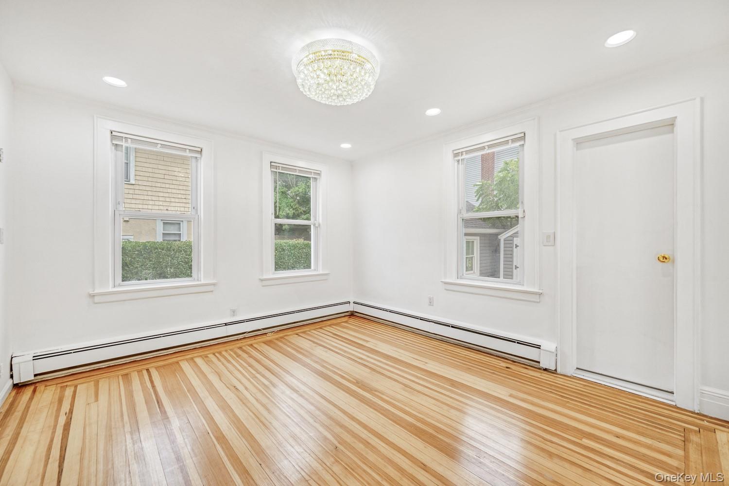 37 Keystone Place, Hewlett, NY 11557