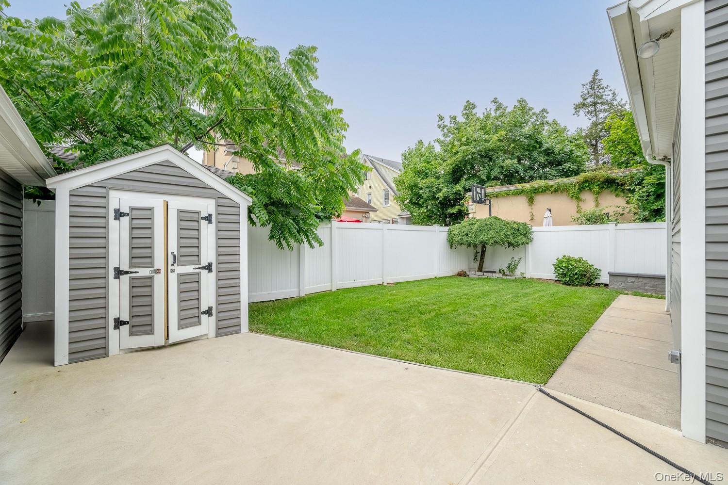 37 Keystone Place, Hewlett, NY 11557