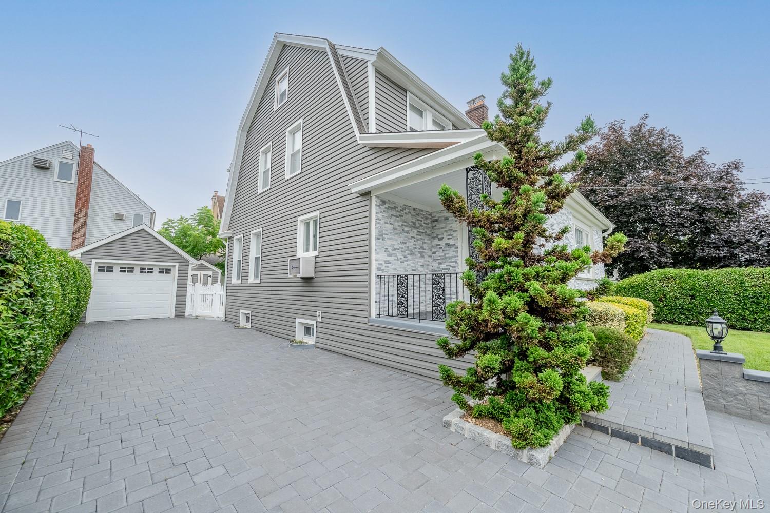 37 Keystone Place, Hewlett, NY 11557