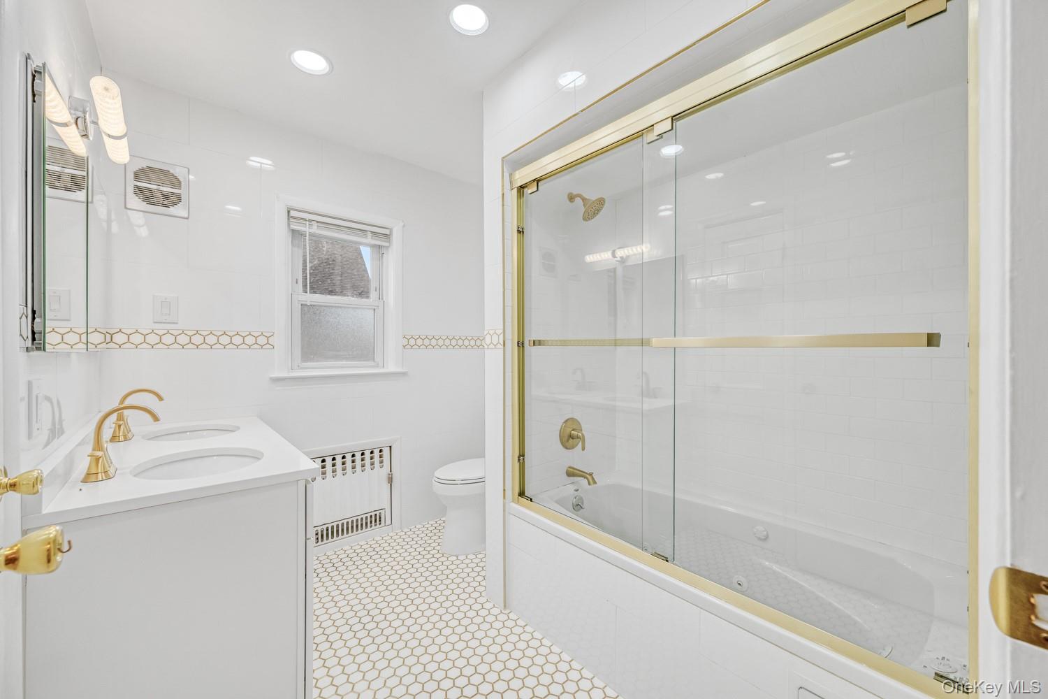 37 Keystone Place, Hewlett, NY 11557