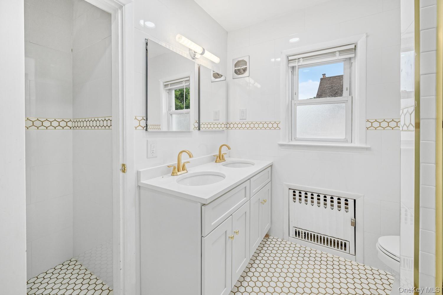 37 Keystone Place, Hewlett, NY 11557