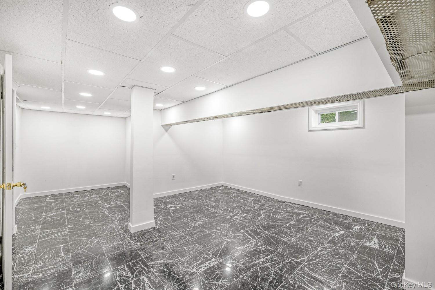 37 Keystone Place, Hewlett, NY 11557