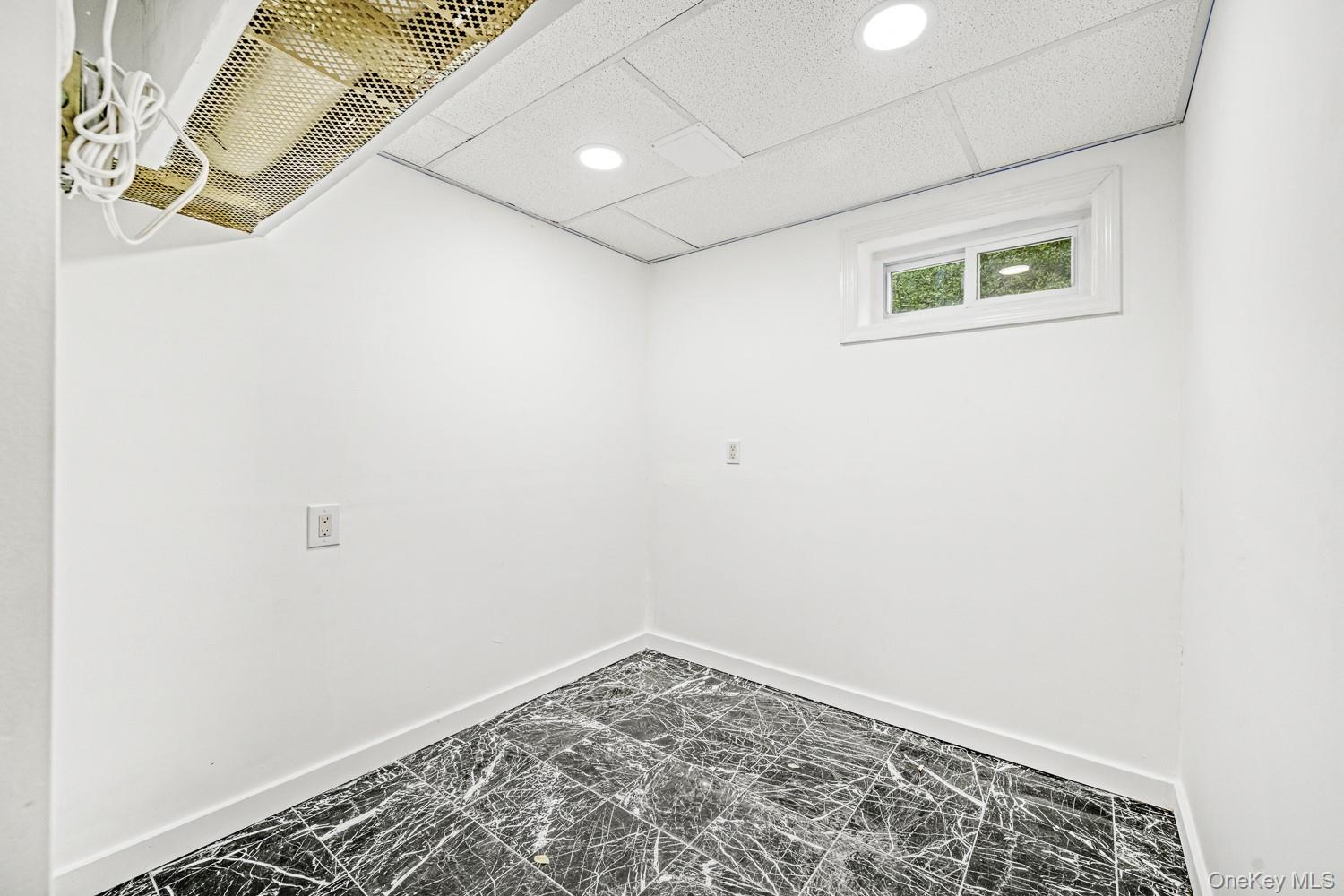 37 Keystone Place, Hewlett, NY 11557