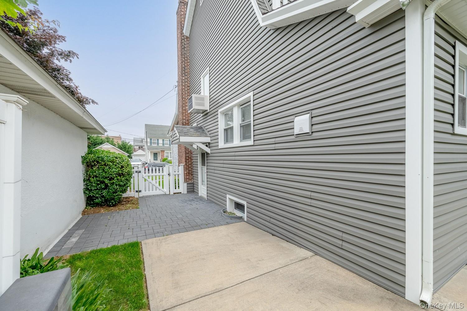 37 Keystone Place, Hewlett, NY 11557