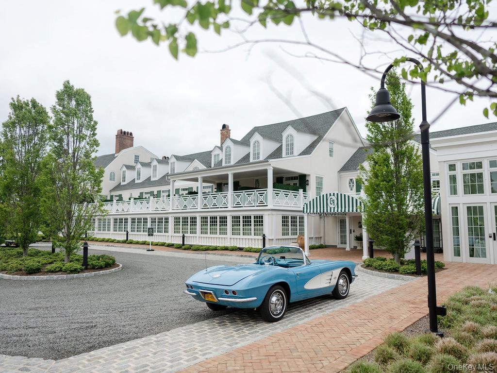 17 Old Boathouse Lane S, Hampton Bays, NY 11946