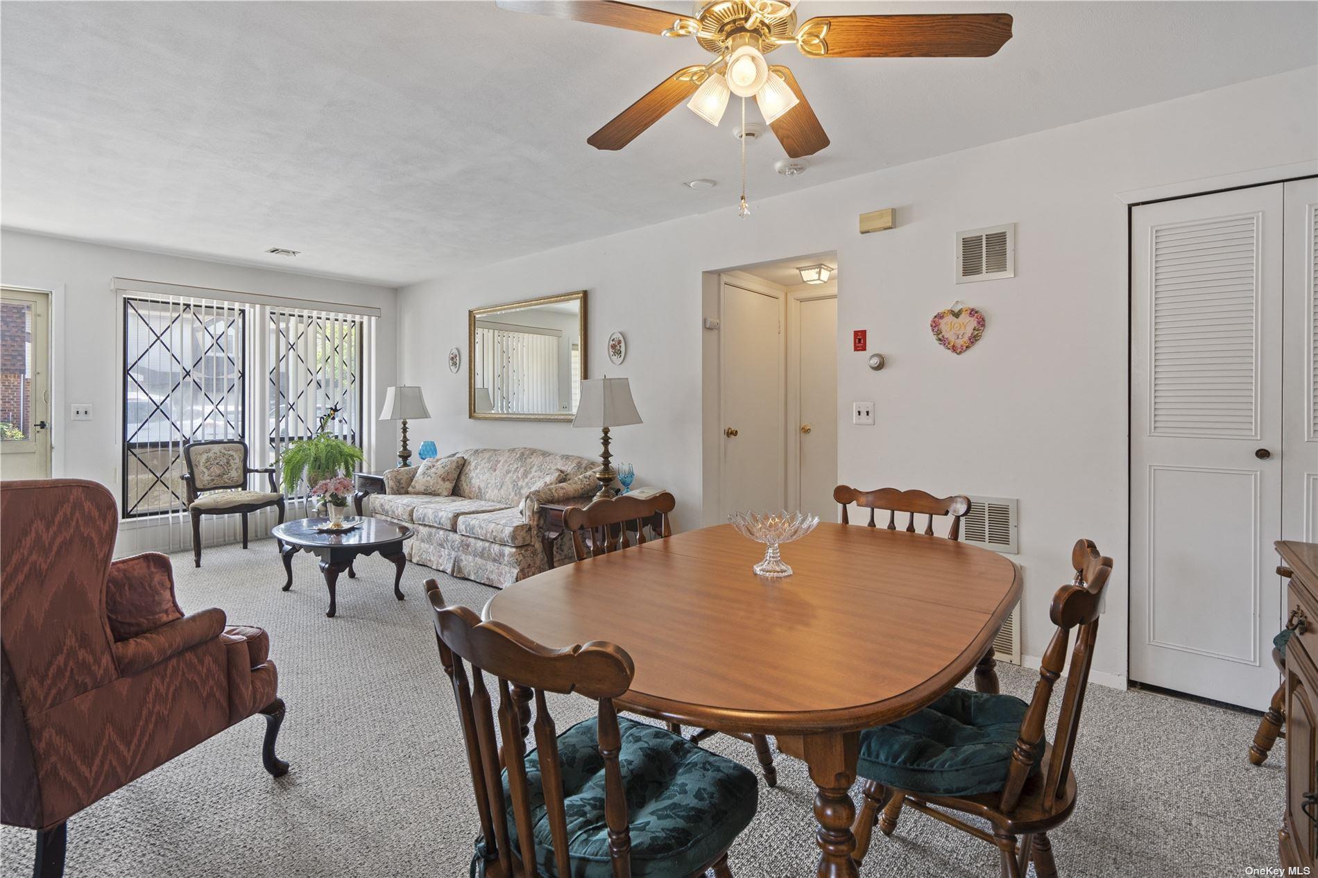 21 W Cambridge Drive SE # 21, Copiague, NY 11726