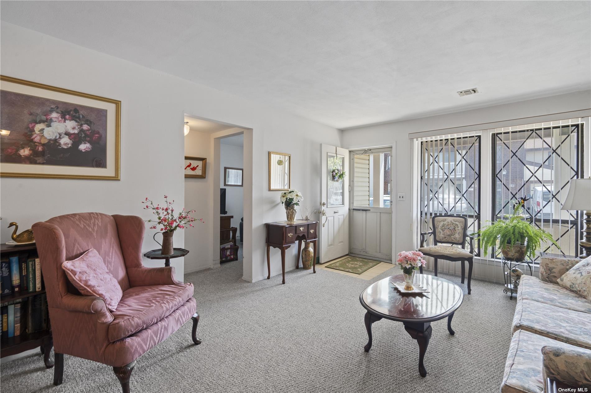 21 W Cambridge Drive SE # 21, Copiague, NY 11726