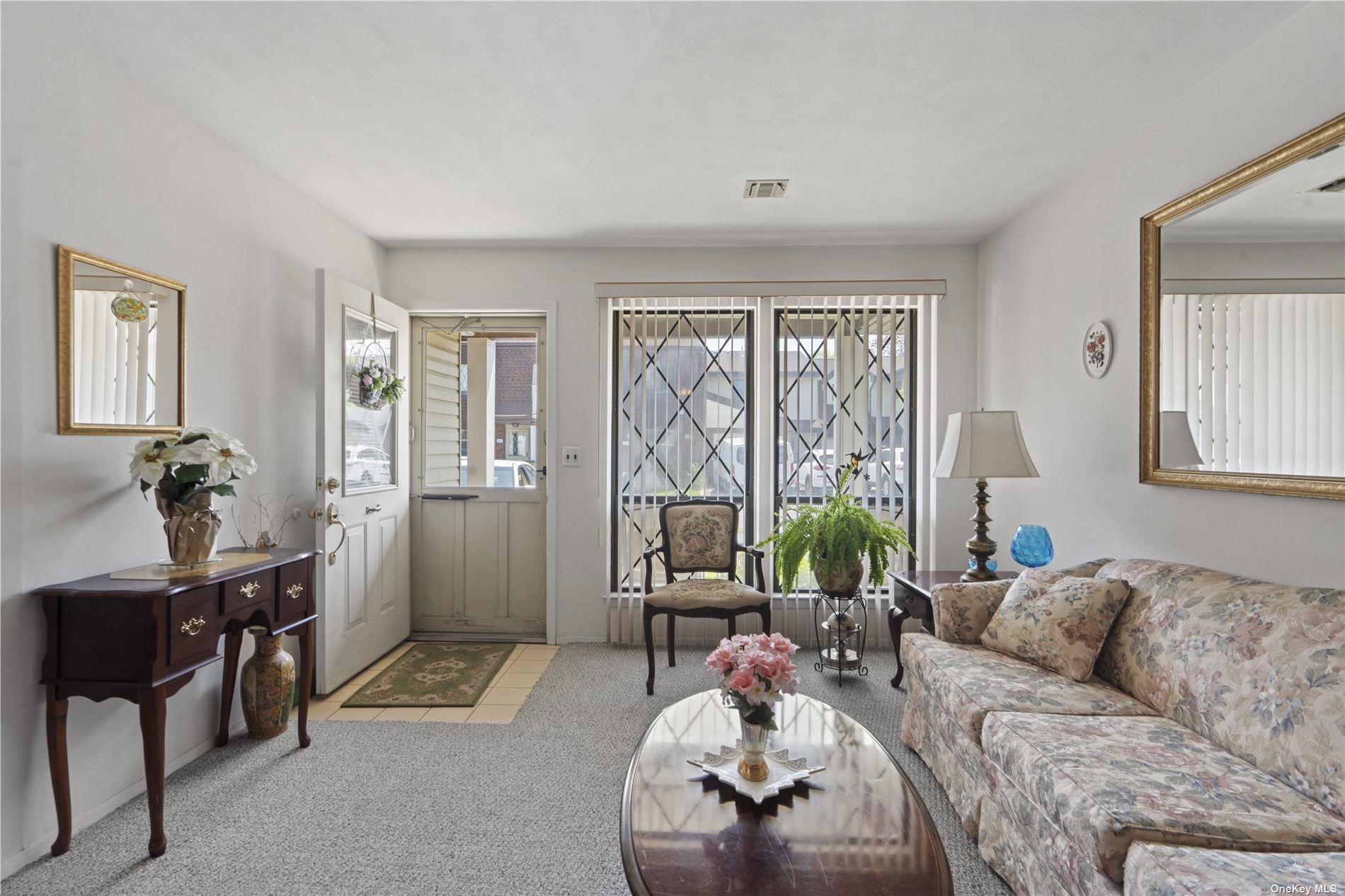 21 W Cambridge Drive SE # 21, Copiague, NY 11726