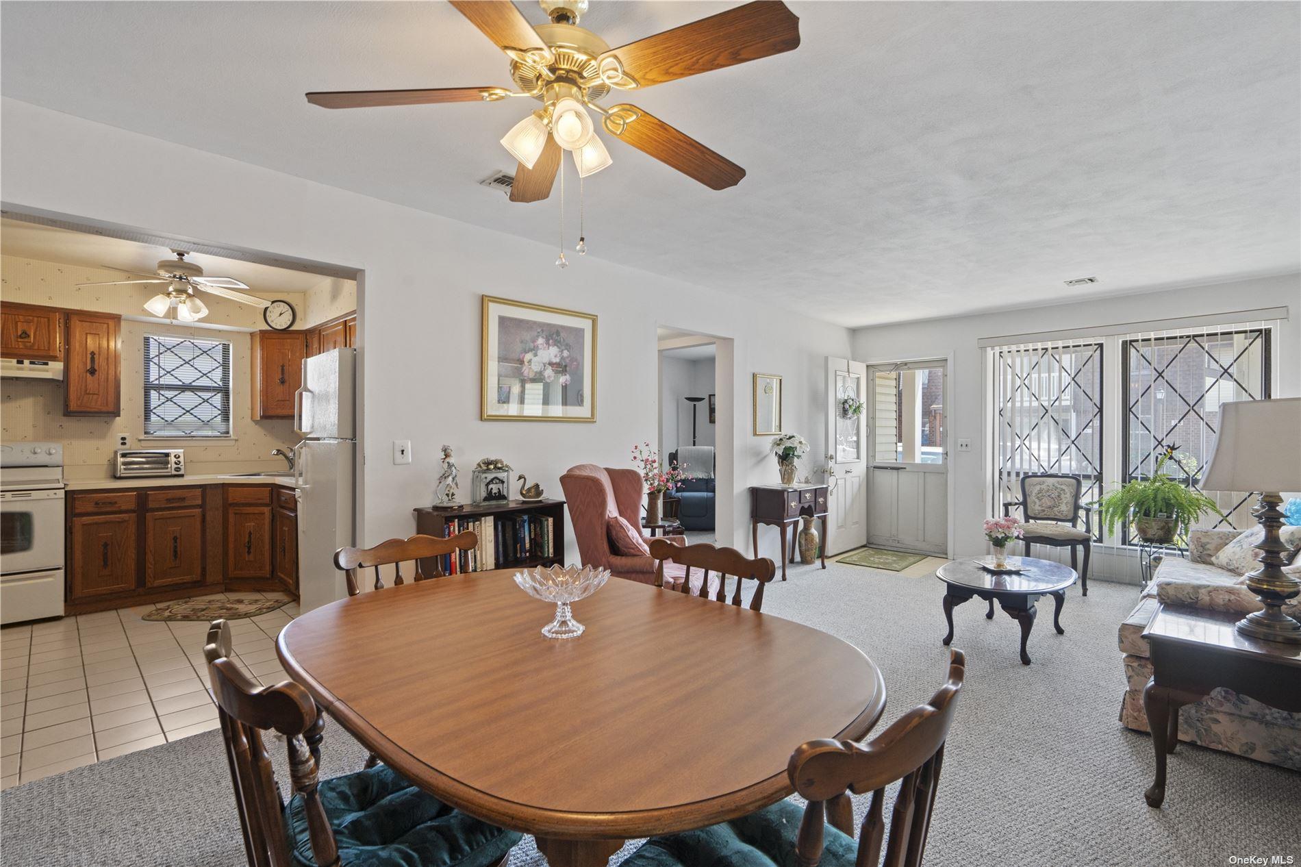 21 W Cambridge Drive SE # 21, Copiague, NY 11726