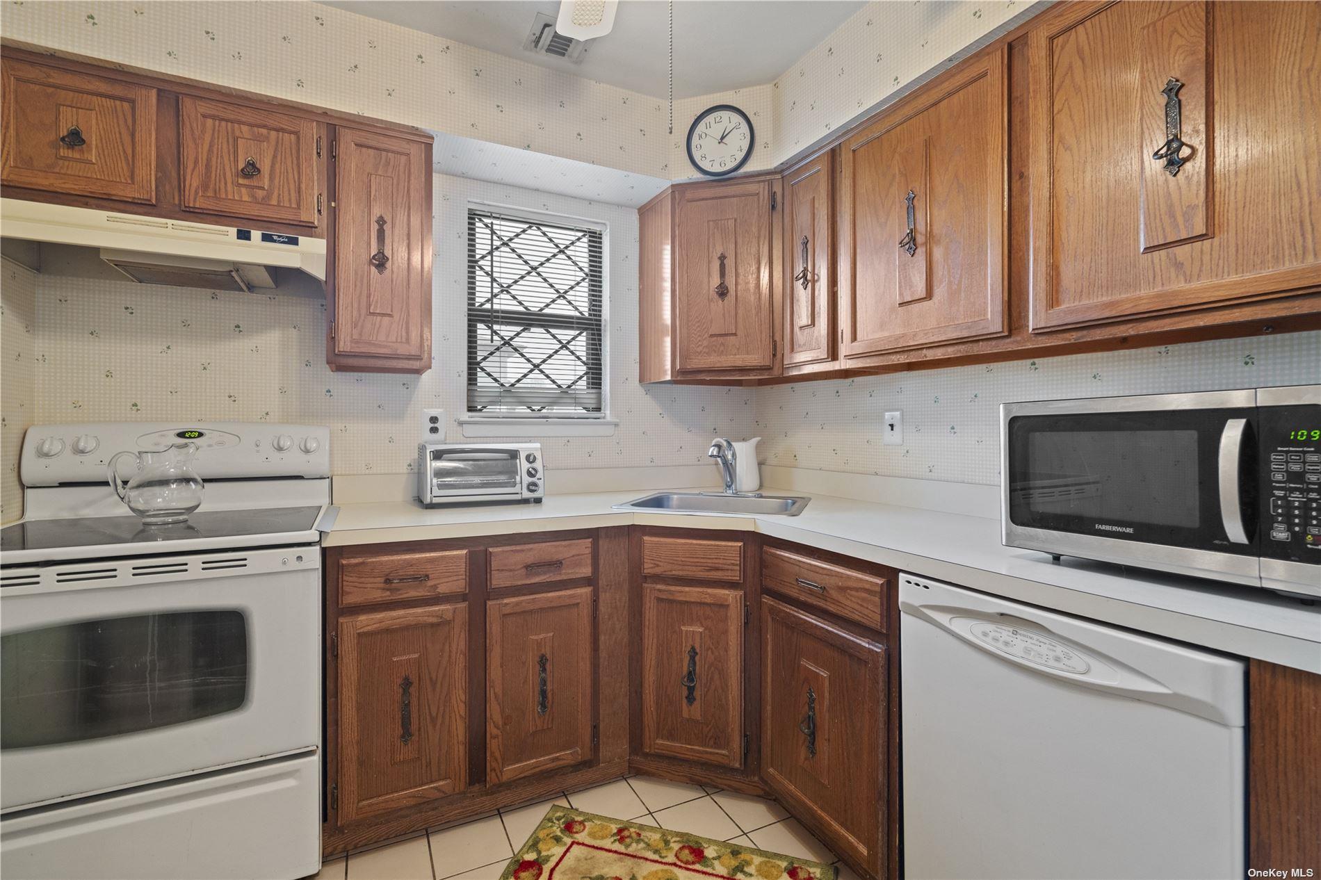 21 W Cambridge Drive SE # 21, Copiague, NY 11726