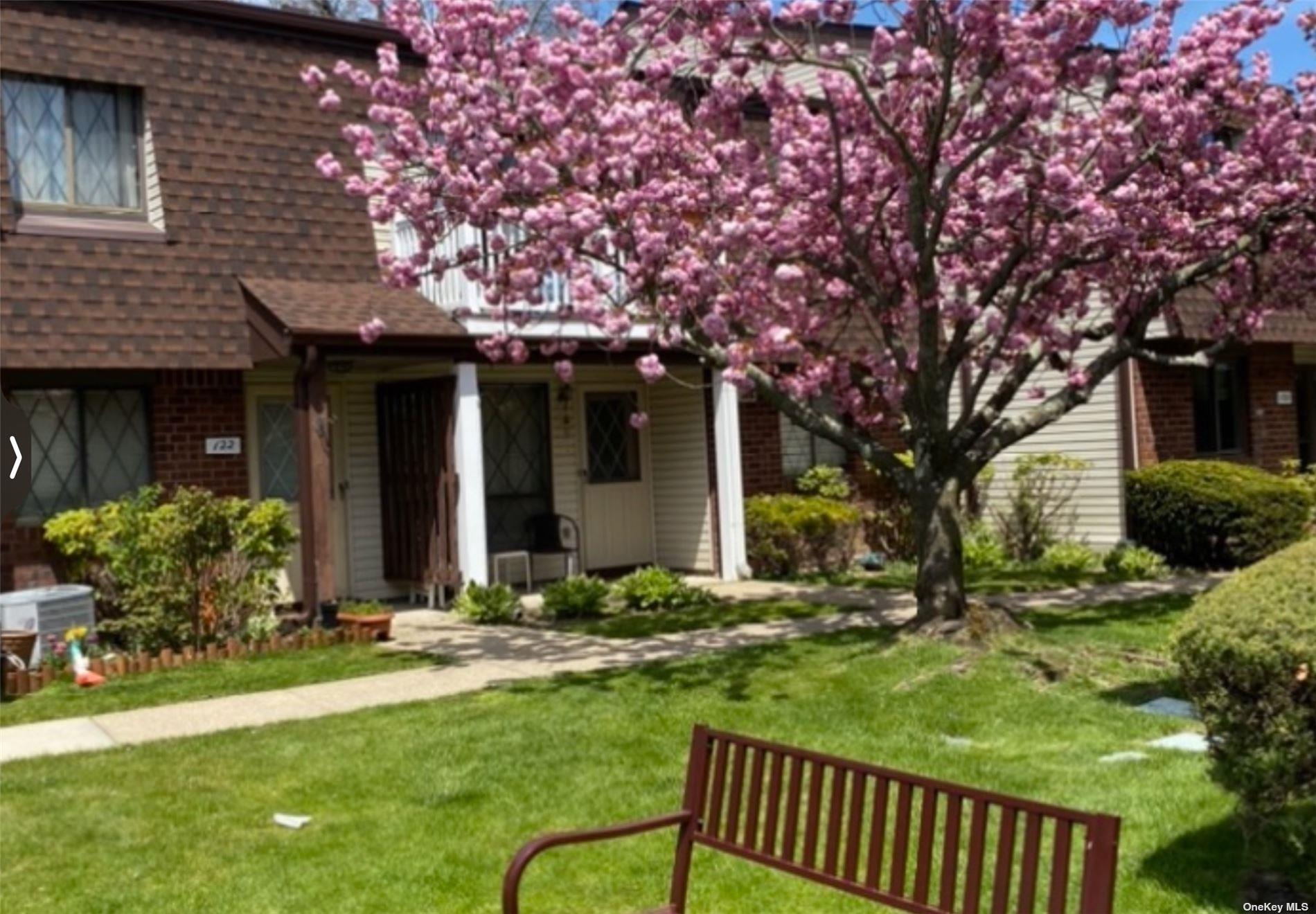 21 W Cambridge Drive SE # 21, Copiague, NY 11726