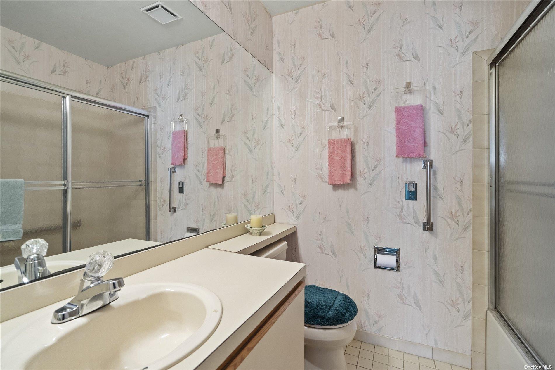 21 W Cambridge Drive SE # 21, Copiague, NY 11726