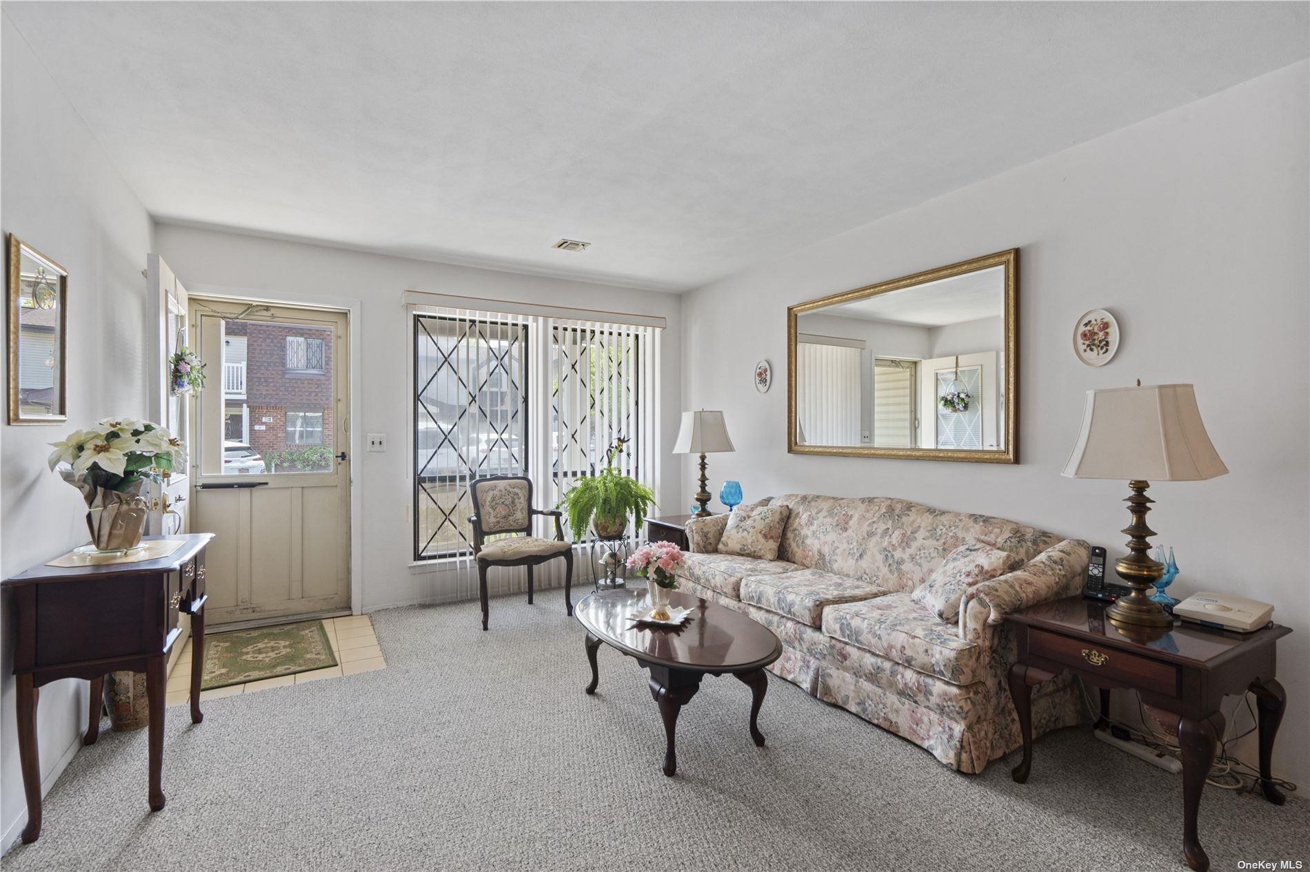 21 W Cambridge Drive SE # 21, Copiague, NY 11726