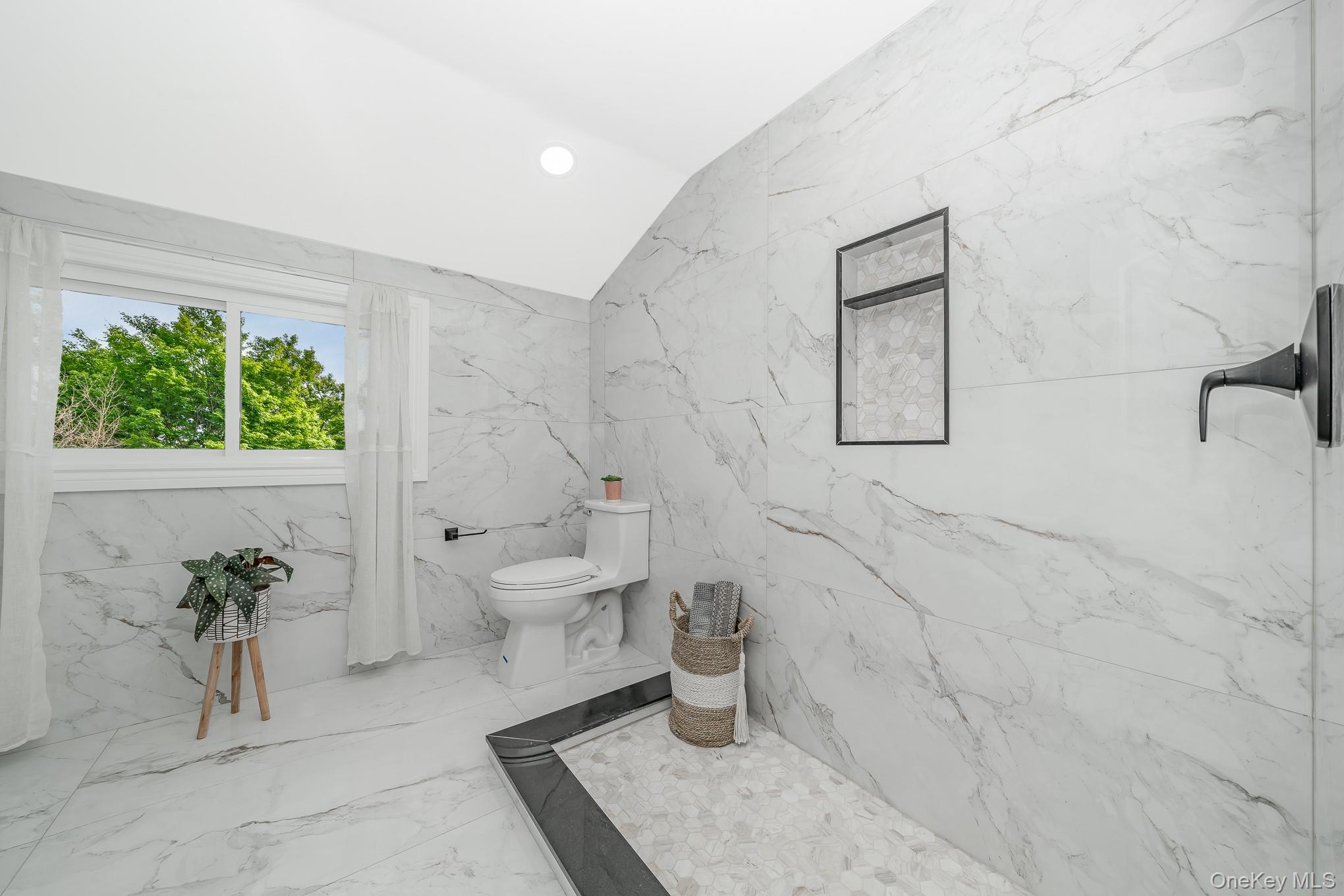 33 Ball Park Lane, Hicksville, NY 11801