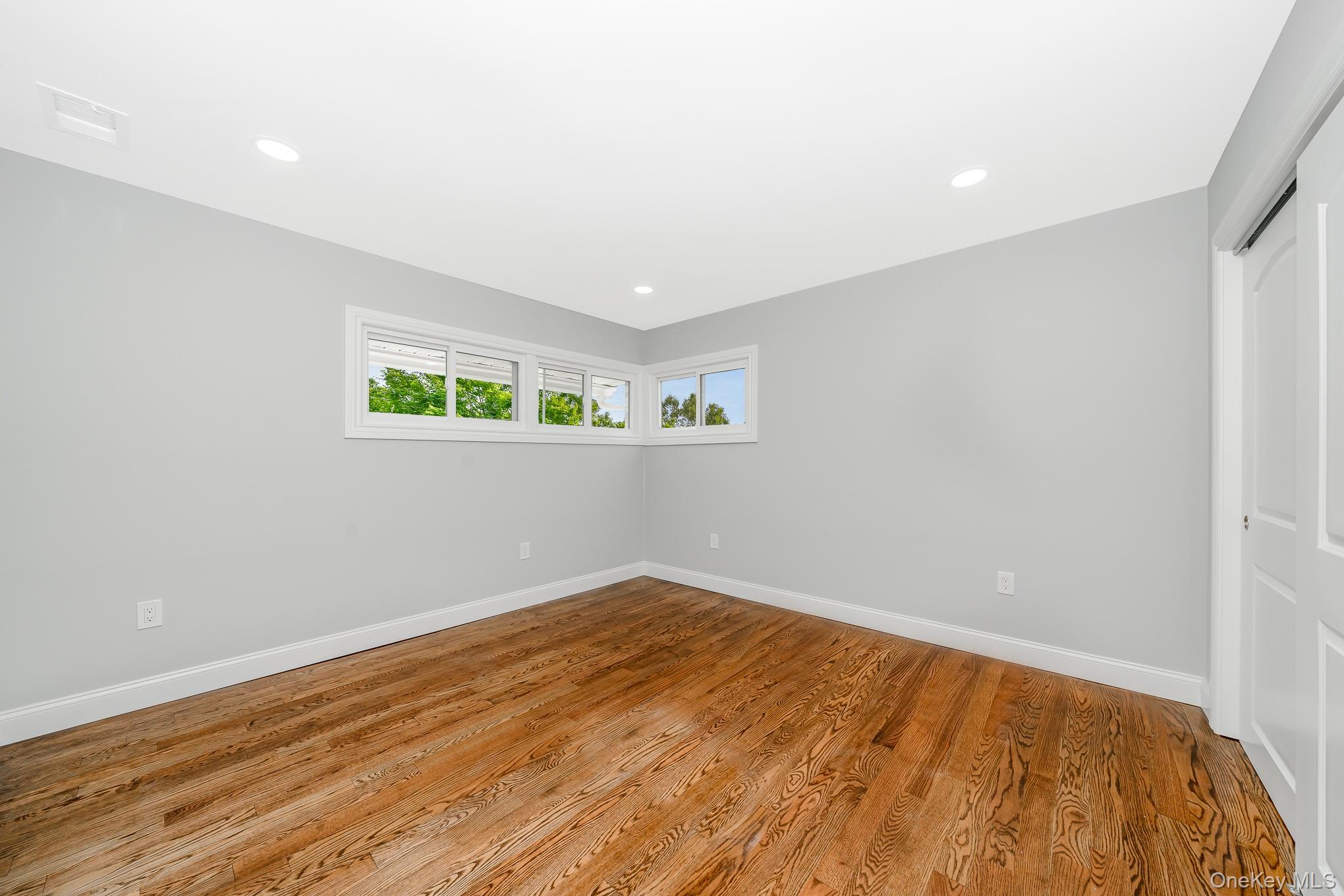 33 Ball Park Lane, Hicksville, NY 11801