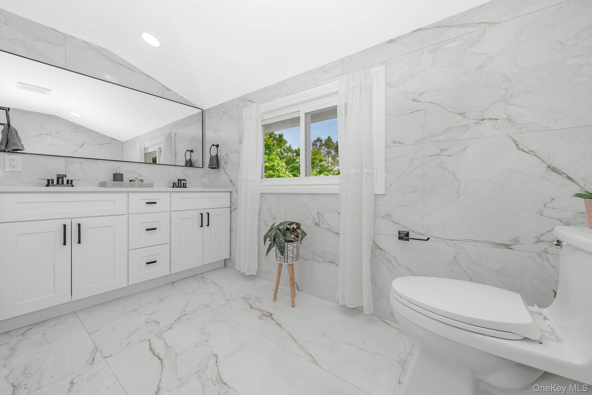 33 Ball Park Lane, Hicksville, NY 11801