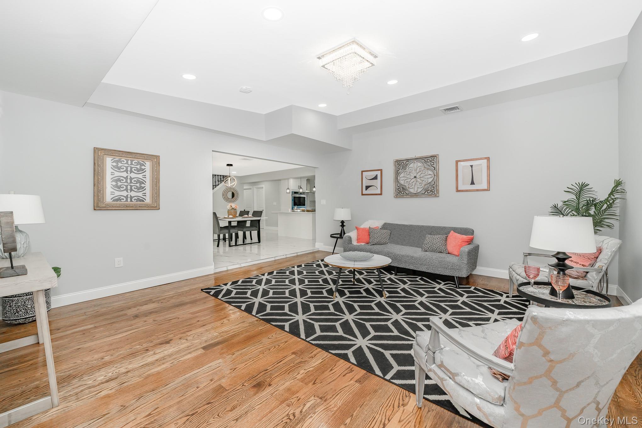 33 Ball Park Lane, Hicksville, NY 11801