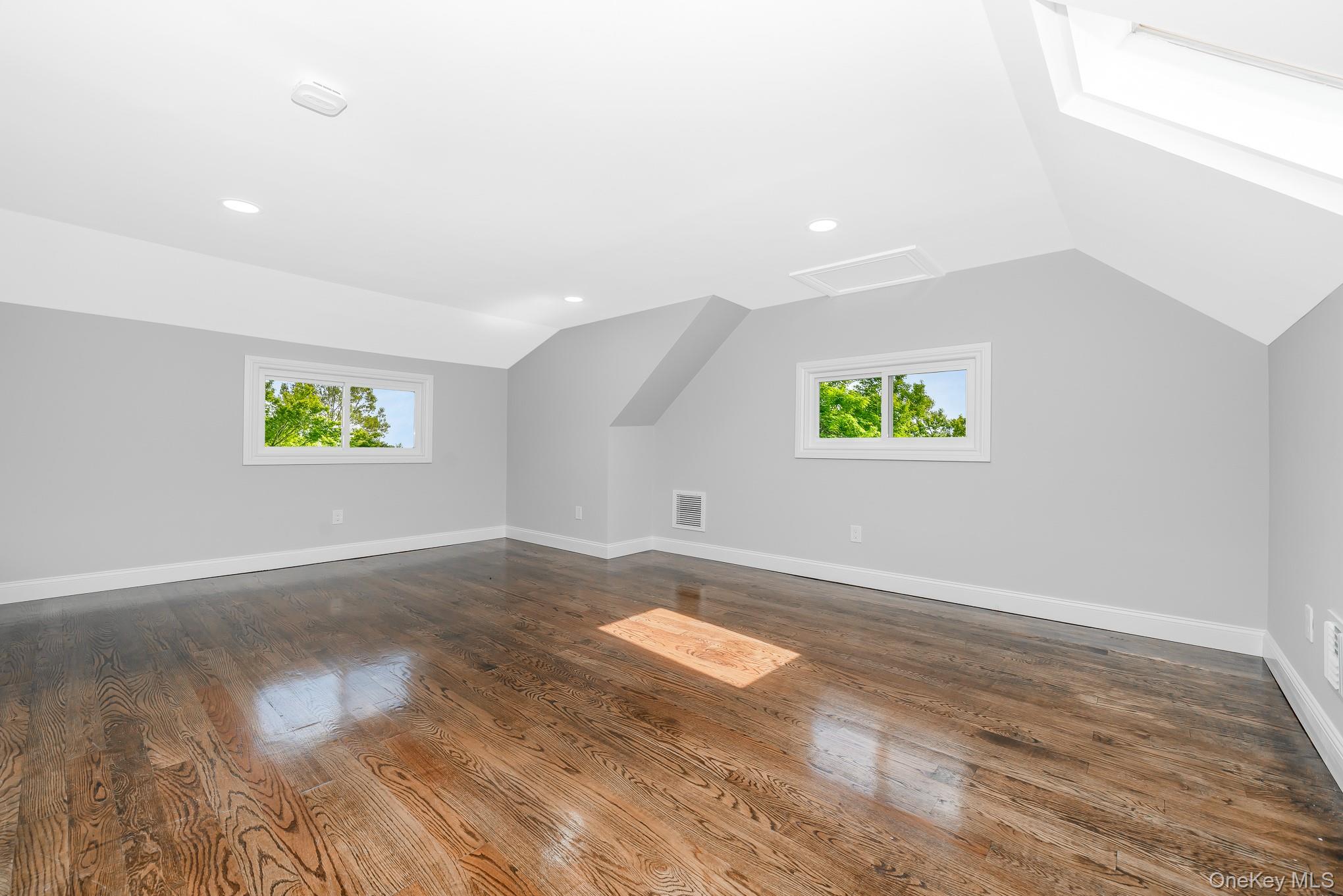 33 Ball Park Lane, Hicksville, NY 11801